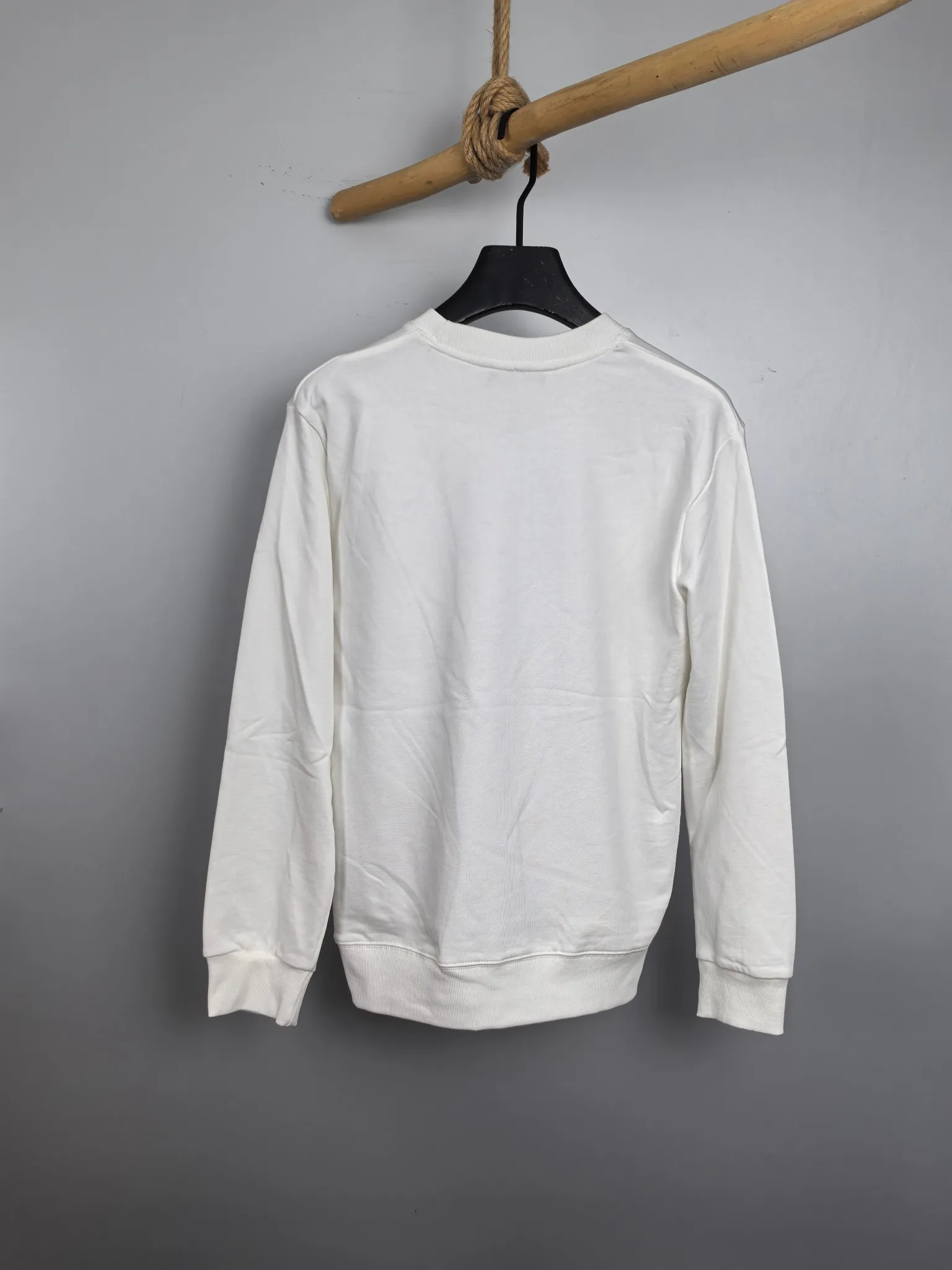 P340 POLO Ralph Lauren 2025 Autumn and Winter New Design Sweatshirt Official website synchronized! This T-shirt combines minimalist design with exquisite details. The oversize trim is reminiscent of Tyrolean dress details, summoning modern new ideas, creating a different conceptual pattern, and injecting rich connotation into the traditional cotton T-shirt. The LOGO on the front graphic webbing is unique and makes the brand more distinguished. It highlights the style of a big brand, sets off the minimalist design style, and reveals the elegance at a glance! As a brand that pursues design and tailoring techniques, the materials used will never disappoint! The body of this shirt is made of Solona cotton blended 400g fabric, which is noble and exquisite. The cotton surface is full, soft and skin-friendly. In short, such a classic style is a must-have for autumn and winter! M-4XL